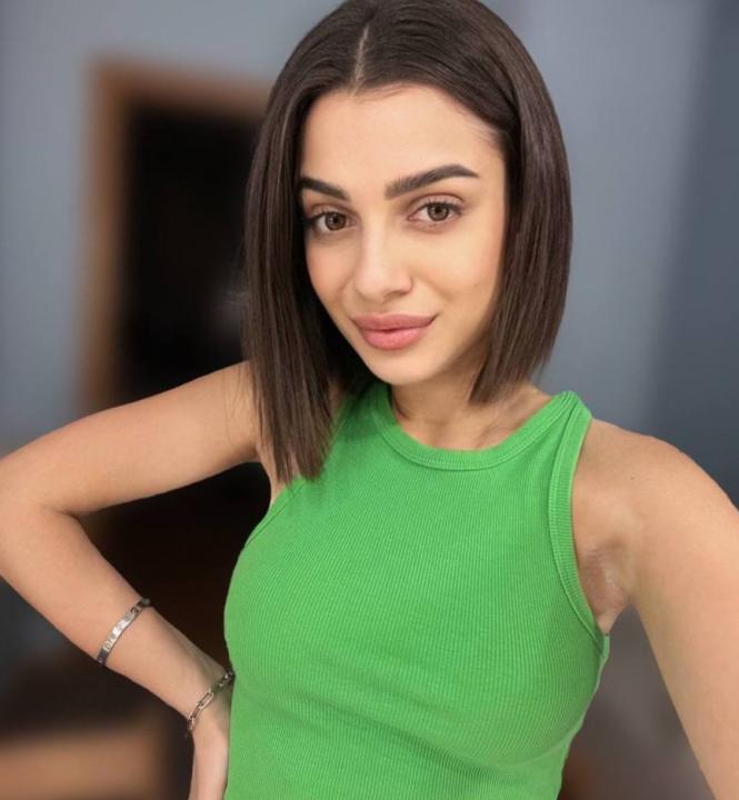 Webcam chat profile for ShahiraWild: Outfits