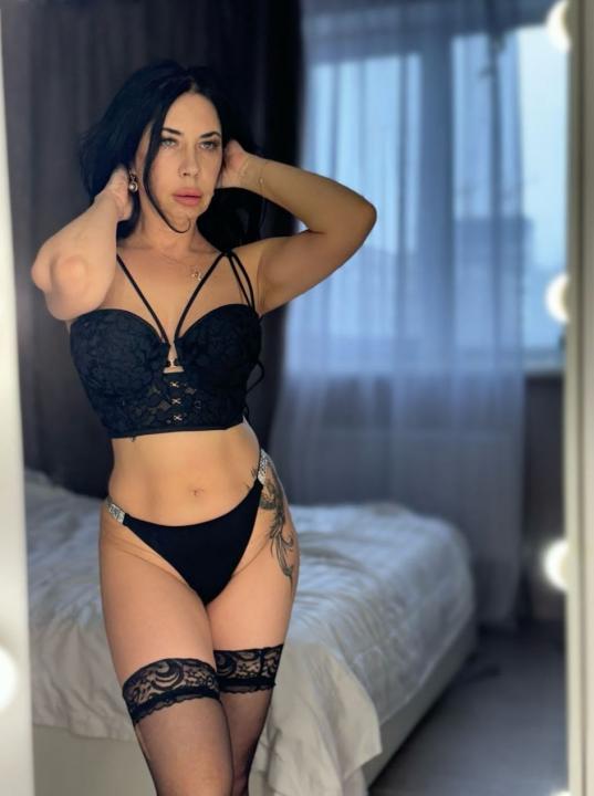 Webcam chat profile for M1onika: Ask about my other activities