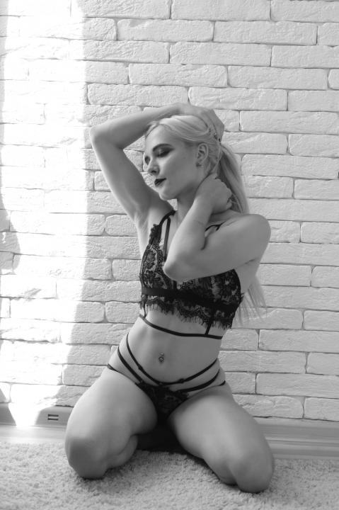 Webcam chat profile for lollyjull: Bondage & discipline
