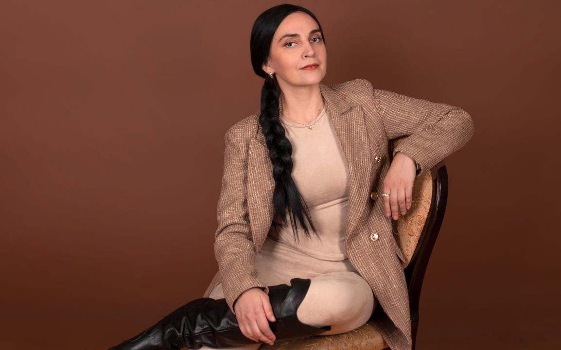 Webcam chat profile for Xrystal: Conversation