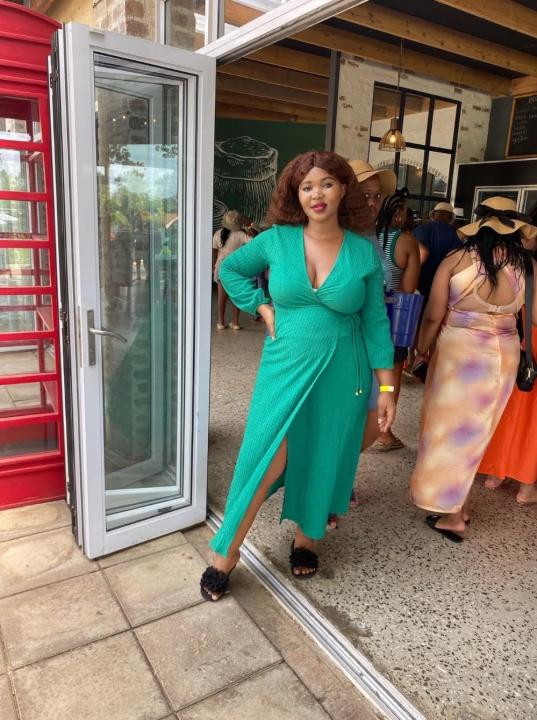 Webcam chat profile for ladyboujee: Kissing