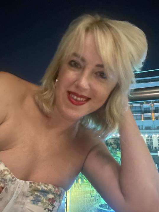 Webcam chat profile for MyAngelShy: Legs, feet & shoes