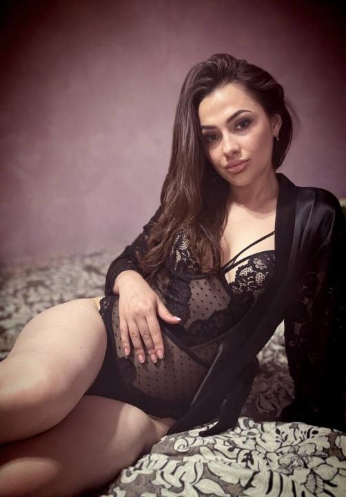 Webcam chat profile for Sonnia: Ask about my other interests
