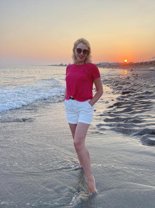 Webcam chat profile for MyAngelShy: Legs, feet & shoes