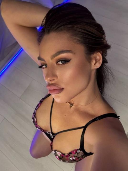 Webcam chat profile for JuliaColins: Bondage & discipline