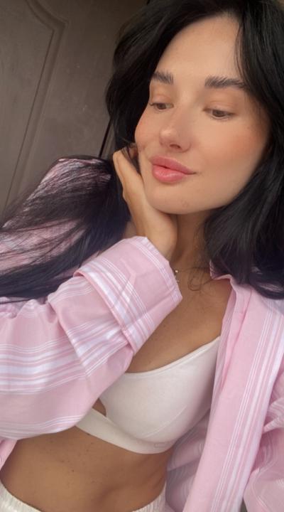 Webcam chat profile for NymiraShade: Ask about my Hobbies
