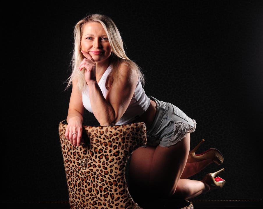 Webcam chat profile for GloriaLovely: Leather