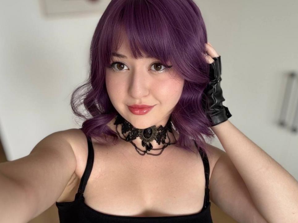 Webcam chat profile for PeachySpark: Outfits