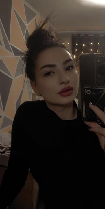 Webcam chat profile for LunaWaves: Ask about my Hobbies