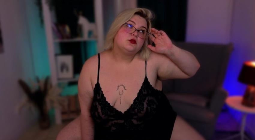 Webcam chat profile for EllaBigBabe: Leather