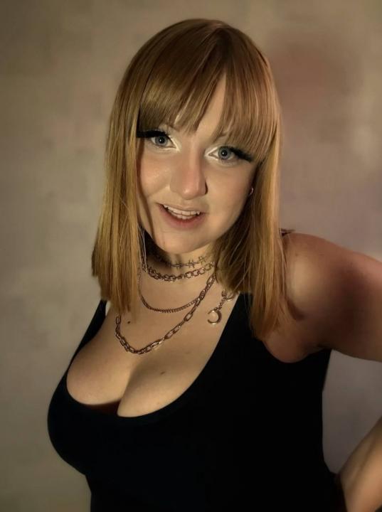 Webcam chat profile for LunaShine: Leather