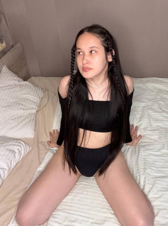 Webcam chat profile for LeMay: Kissing