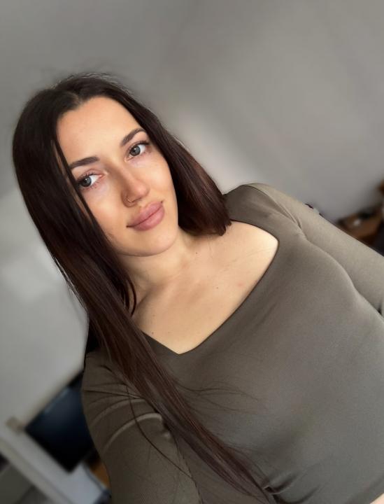 Webcam chat profile for SweetTi: Outfits