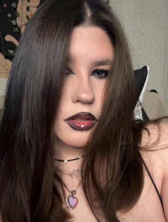 Webcam chat profile for CrystalSweeeet: Glasses