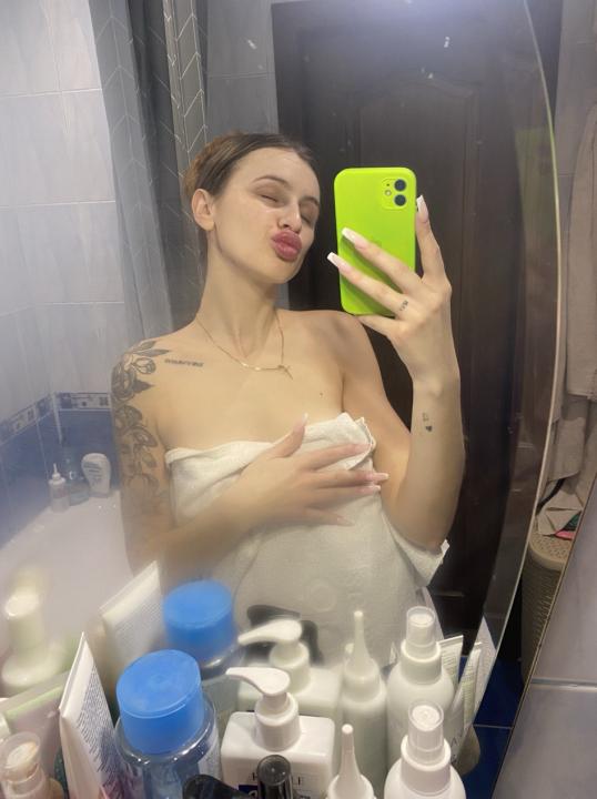 Webcam chat profile for sweetstrawbery: Piercings & tattoos