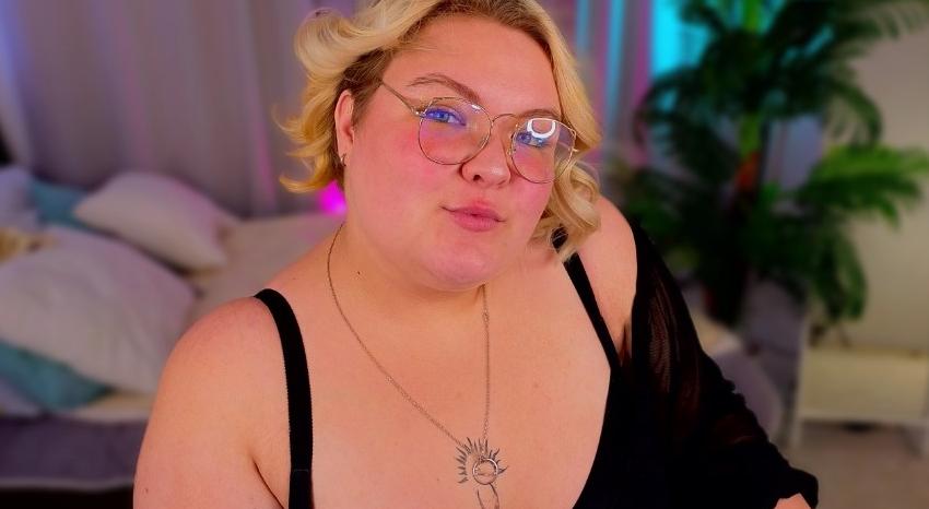 Webcam chat profile for EllaBigBabe: Leather