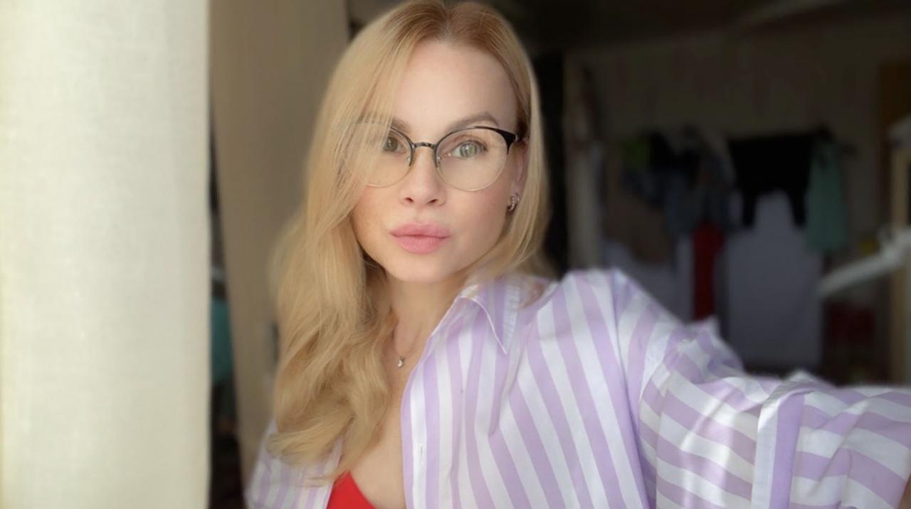 Webcam chat profile for MelindaMills: Kissing