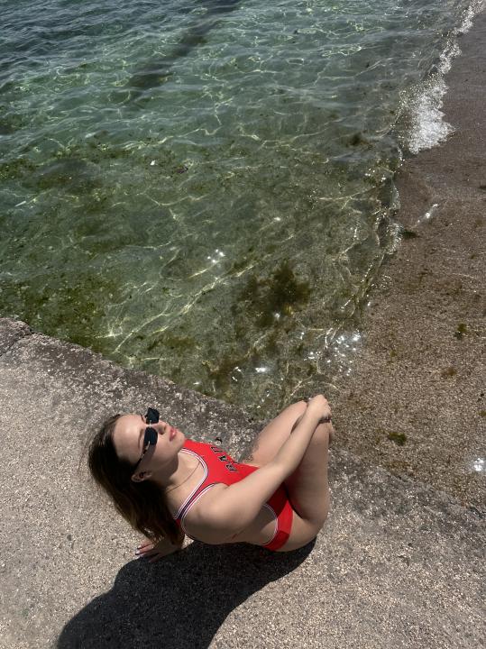 Webcam chat profile for SpicyBecky: Legs, feet & shoes