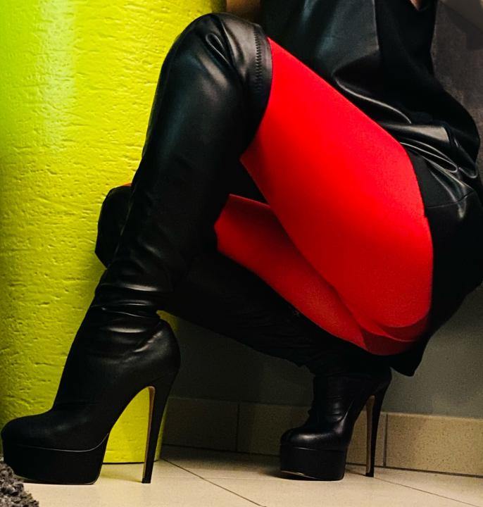 Webcam chat profile for SweetBerry035: Leather