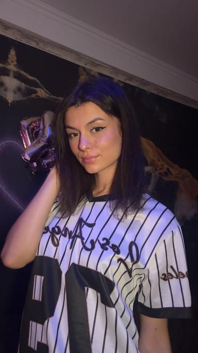Webcam chat profile for KiraVibe: Ask about my Hobbies