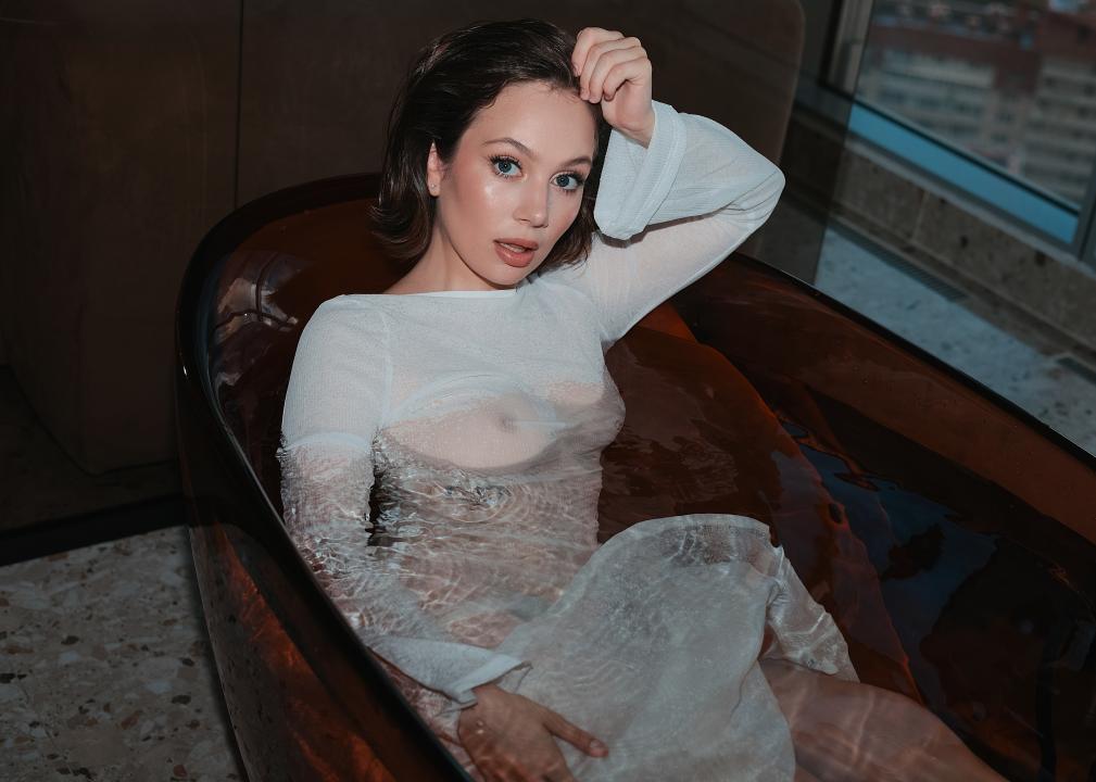 Webcam chat profile for MilaKnightley: Legs, feet & shoes