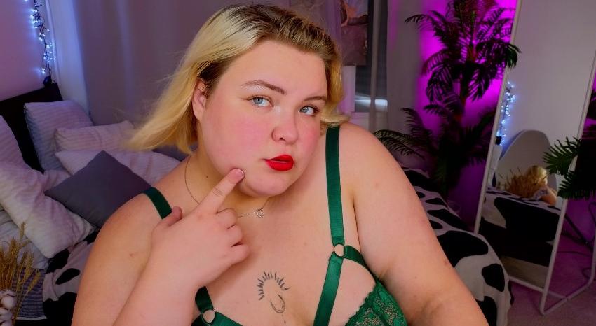 Webcam chat profile for EllaBigBabe: Leather