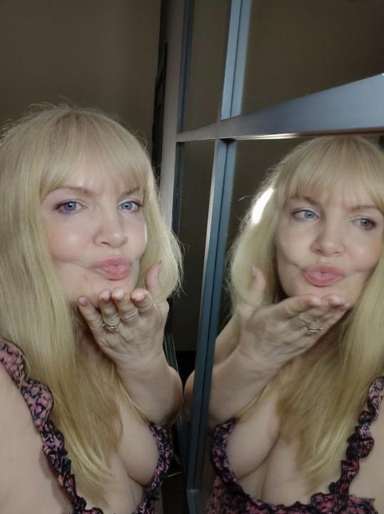Webcam chat profile for NicoleKind: Legs, feet & shoes