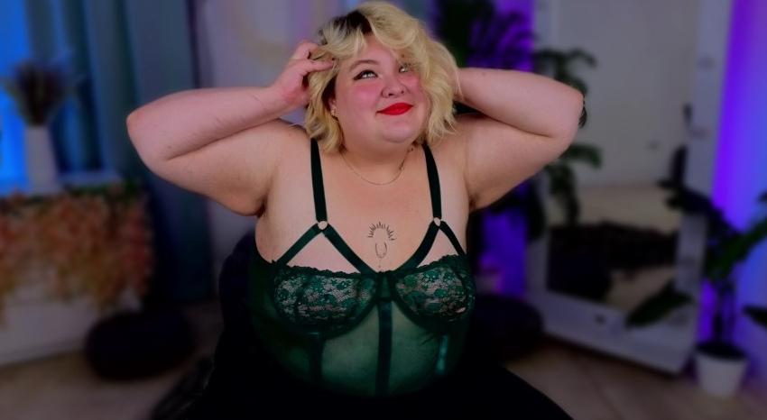 Webcam chat profile for EllaBigBabe: Leather