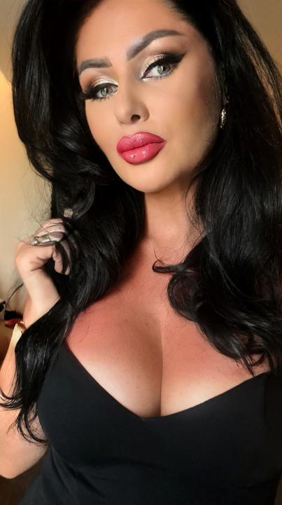 Webcam chat profile for LauraVert: Leather