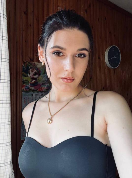 Webcam chat profile for Lintaniya: Ask about my Hobbies