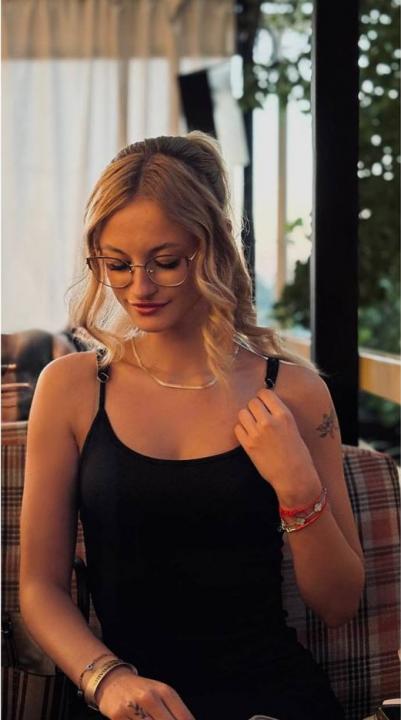 Webcam chat profile for Lunna: Ask about my Hobbies