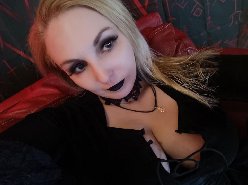 Webcam chat profile for TarotSonya: Latex & rubber