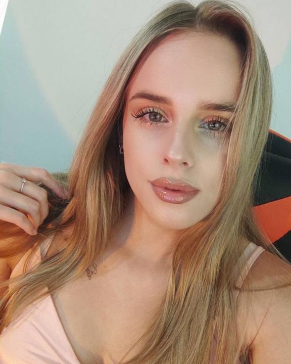 Webcam chat profile for Arithae: Ask about my Hobbies