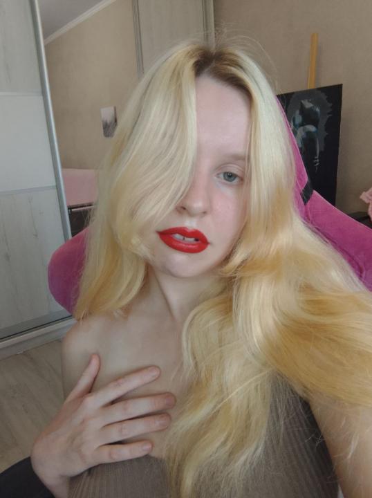 Webcam chat profile for CharmingBlonde: Leather