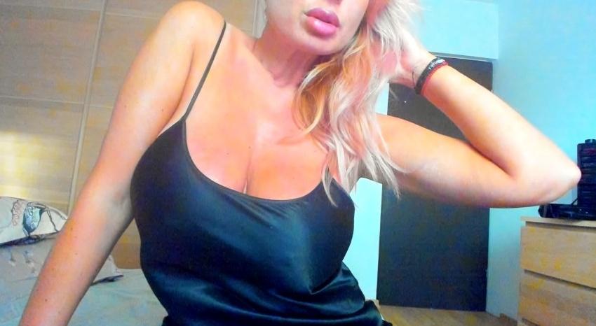 Webcam chat profile for MeMarrisson: Kissing