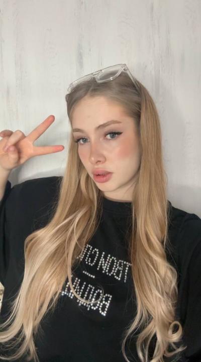 Webcam chat profile for Avianne: Ask about my Hobbies