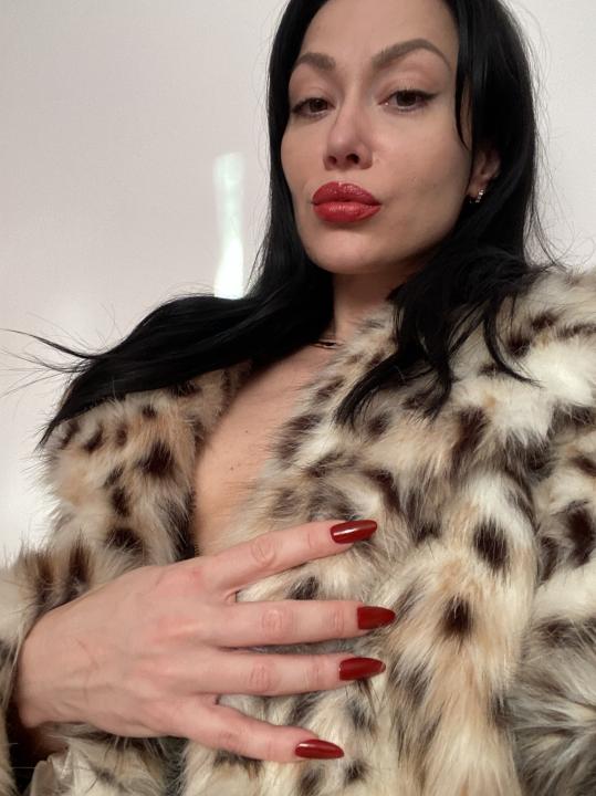 Webcam chat profile for TatianaWildX: Legs, feet & shoes