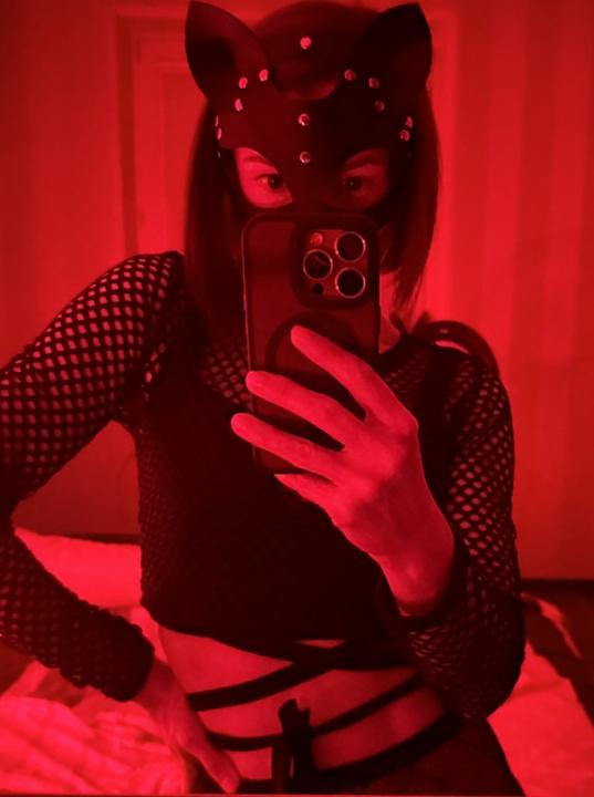 Webcam chat profile for ViviVexx: Legs, feet & shoes