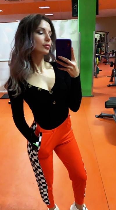 Webcam chat profile for BlondeinBlack: Dancing