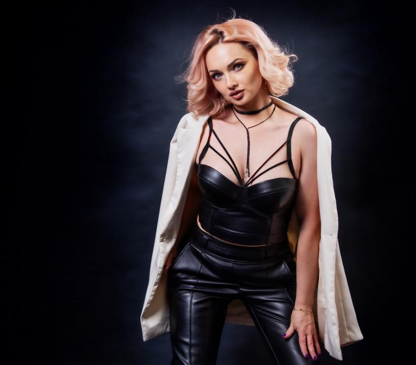 Webcam chat profile for EllianaReese: Dominatrix