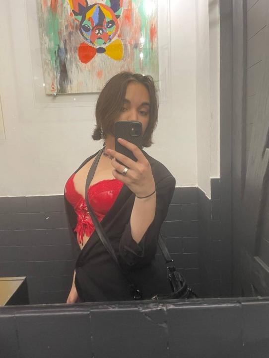 Webcam chat profile for SweetWhisper: Outfits