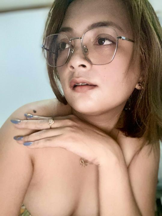 Webcam chat profile for yvonne: Nails