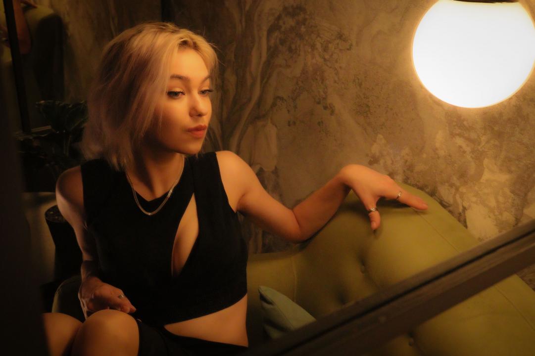 Webcam chat profile for AlysiaSun: Legs, feet & shoes