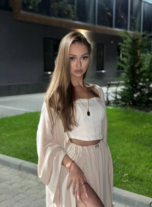 Webcam chat profile for Rinelle: Outfits