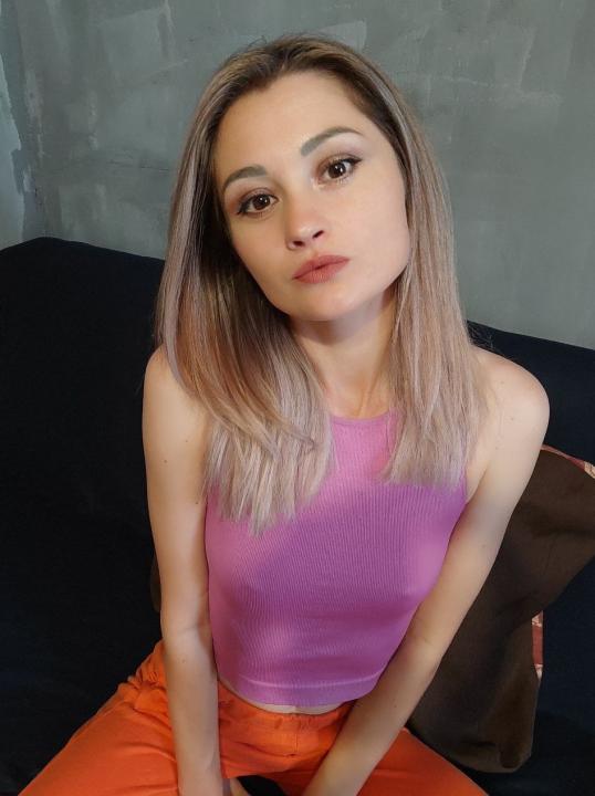 Webcam chat profile for Amarella: Dancing