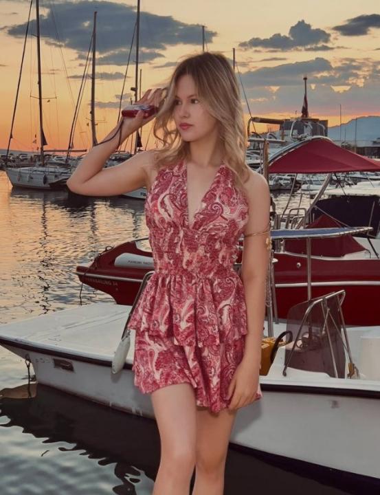 Webcam chat profile for EmilyHoney: Dancing