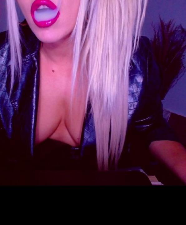 Webcam chat profile for MissDesire: Foot fetish