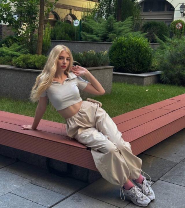 Webcam chat profile for AmeliaFit: Legs, feet & shoes