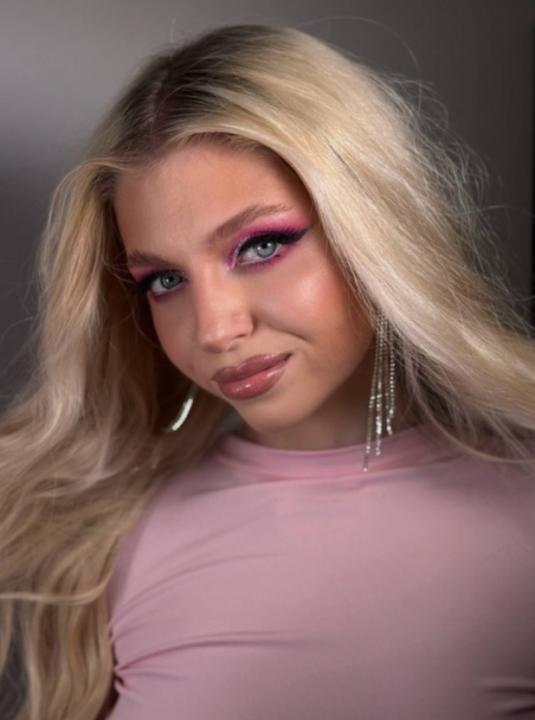 Webcam chat profile for AmeliaFit: Legs, feet & shoes