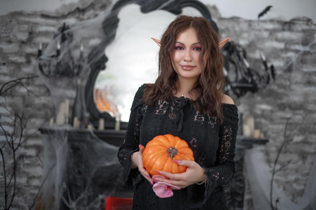 Webcam chat profile for ChloeLavender: Exhibition